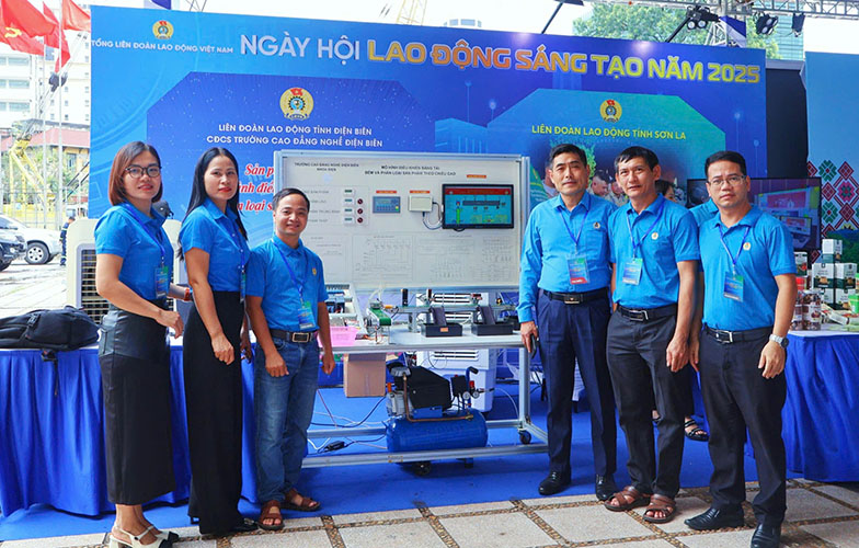 디엔비엔성 노동총연맹 대표와 창의적인 제품 전시 구역의 모델 작가 그룹. 사진: Giang Nam