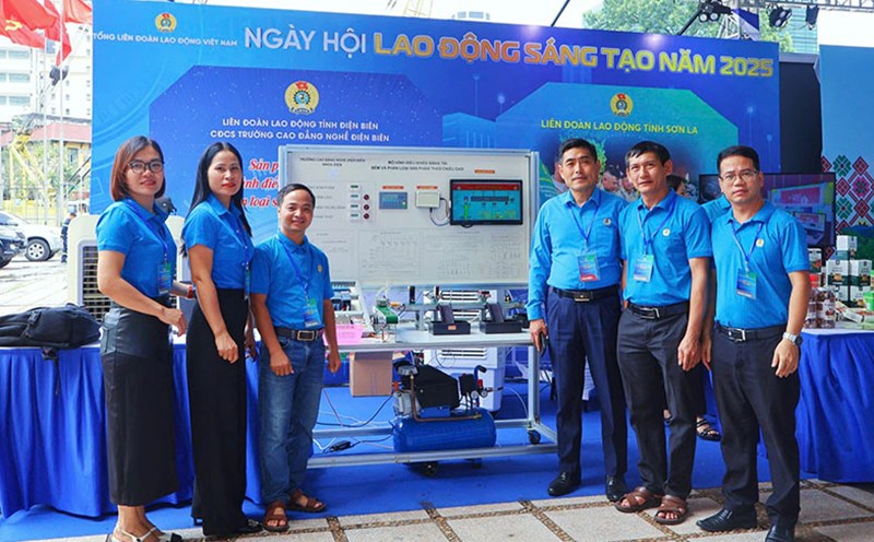 Representatives of the Dien Bien Provincial Federation of Labor and a group of model authors at the creative product exhibition area. Photo: Giang Nam