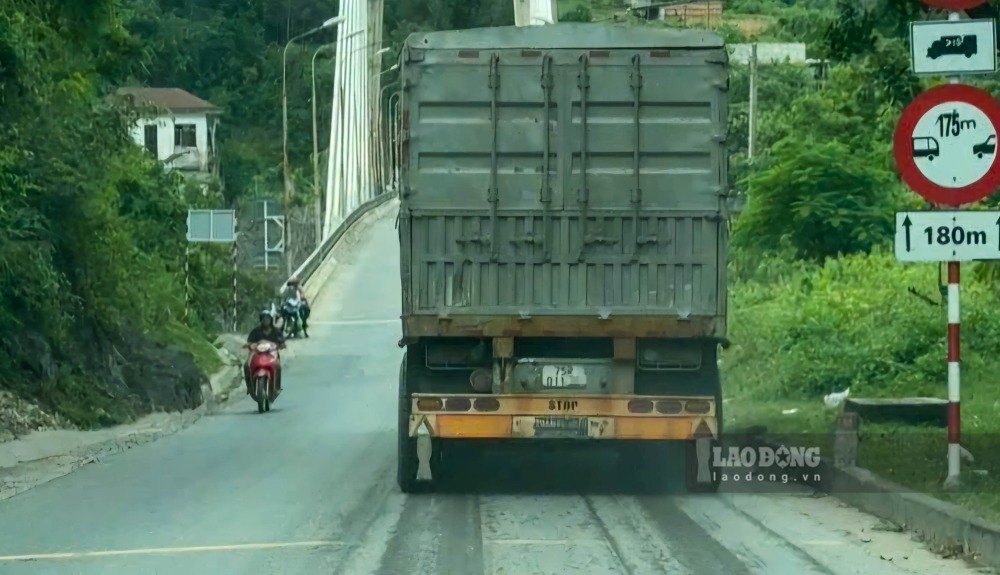 Ôtô sơ mi rơ moóc chở theo khối lượng cát khủng chạy qua cầu treo Đakrông - nơi giới hạn tải trọng với loại xe này là 32 tấn. Ảnh: PV