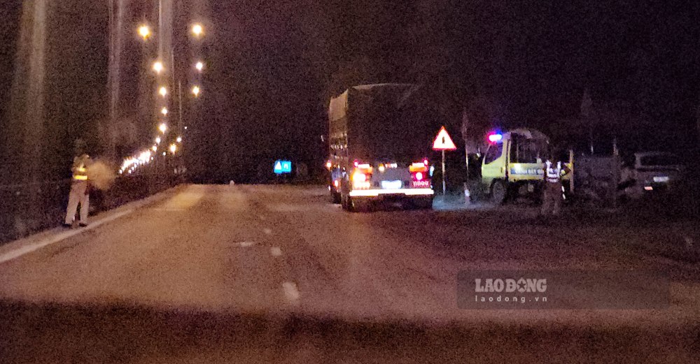 Xe ôtô sơ mi rơ moóc chở cát có tải trọng khủng vượt qua chốt Cảnh sát giao thông Công an TP Huế. Ảnh: PV