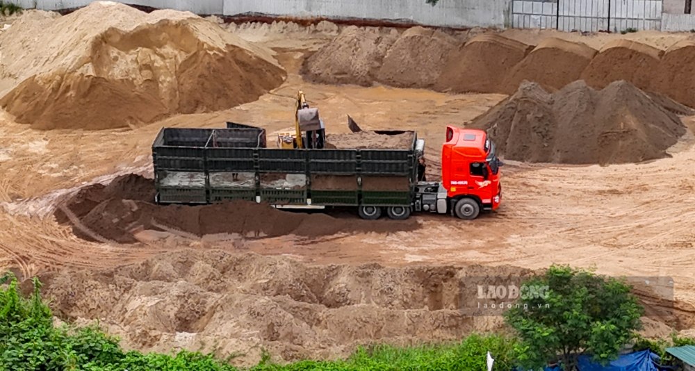 Ôtô sơ mi rơ moóc xả cát trên xe xuống bãi tập kết ở TP Huế. Ảnh: PV