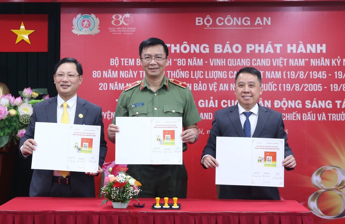 Leaders of the Department of Political Affairs of the Ministry of Public Security, the Department of Postal Affairs and Vietnam Post Corporation signed the cover to issue the stamp set. Photo: Ministry of Public Security