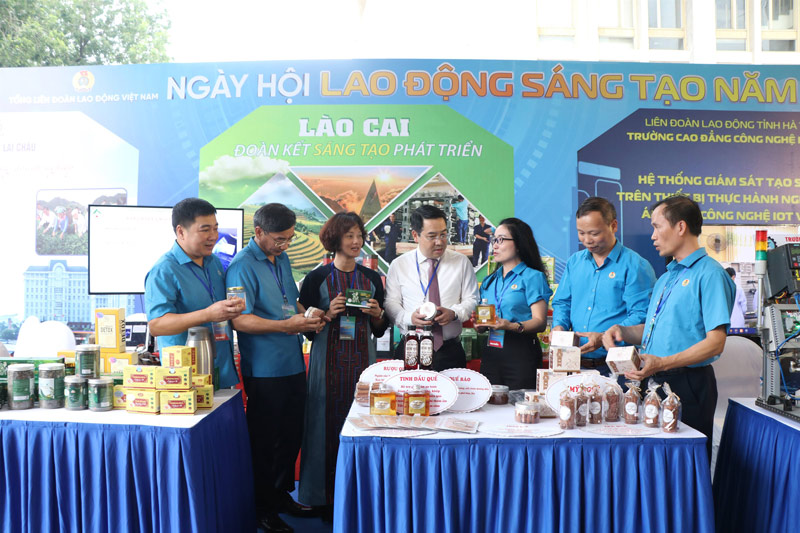 Day la dip quang ba cac san pham dac trung cua tinh Lao Cai den ban be ca nuoc. Anh: Cong doan Lao Cai