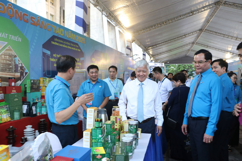 Mr. Do Van Chien - Chairman of the Central Committee of the Vietnam Fatherland Front (in white shirt) and Mr. Nguyen Dinh Khang - Chairman of the Vietnam General Confederation of Labor visited the booth of the Lao Cai Provincial Federation of Labor at the exhibition. Photo: Lao Cai Trade Union
