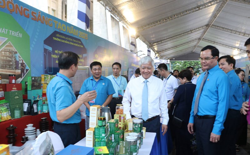Mr. Do Van Chien - Chairman of the Central Committee of the Vietnam Fatherland Front (in white shirt) and Mr. Nguyen Dinh Khang - Chairman of the Vietnam General Confederation of Labor visited the booth of the Lao Cai Provincial Federation of Labor at the exhibition. Photo: Lao Cai Trade Union