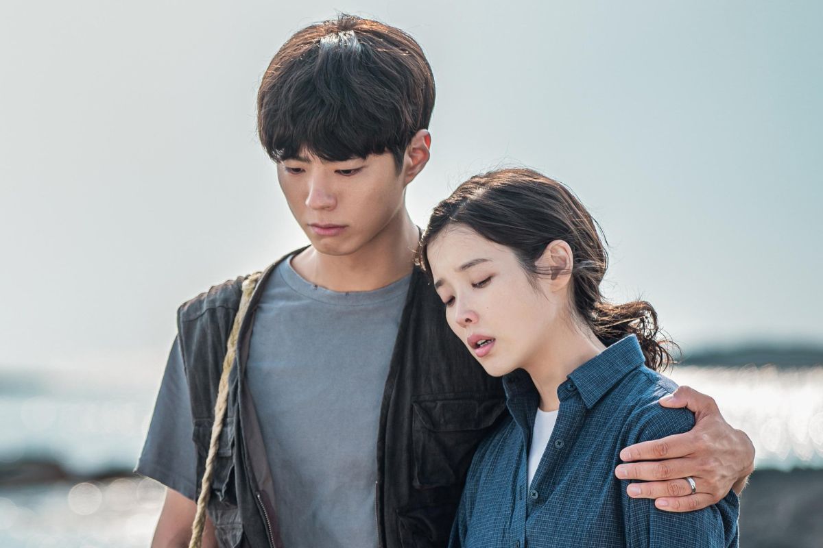 Park Bo Gum va IU lay nuoc mat khan gia trong phim “Khi cuoc doi cho ban qua quyt“. Anh: Netflix