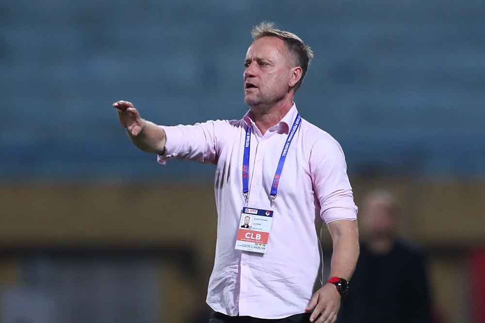 Coach Polking of Hanoi Police. Photo: Minh Dan