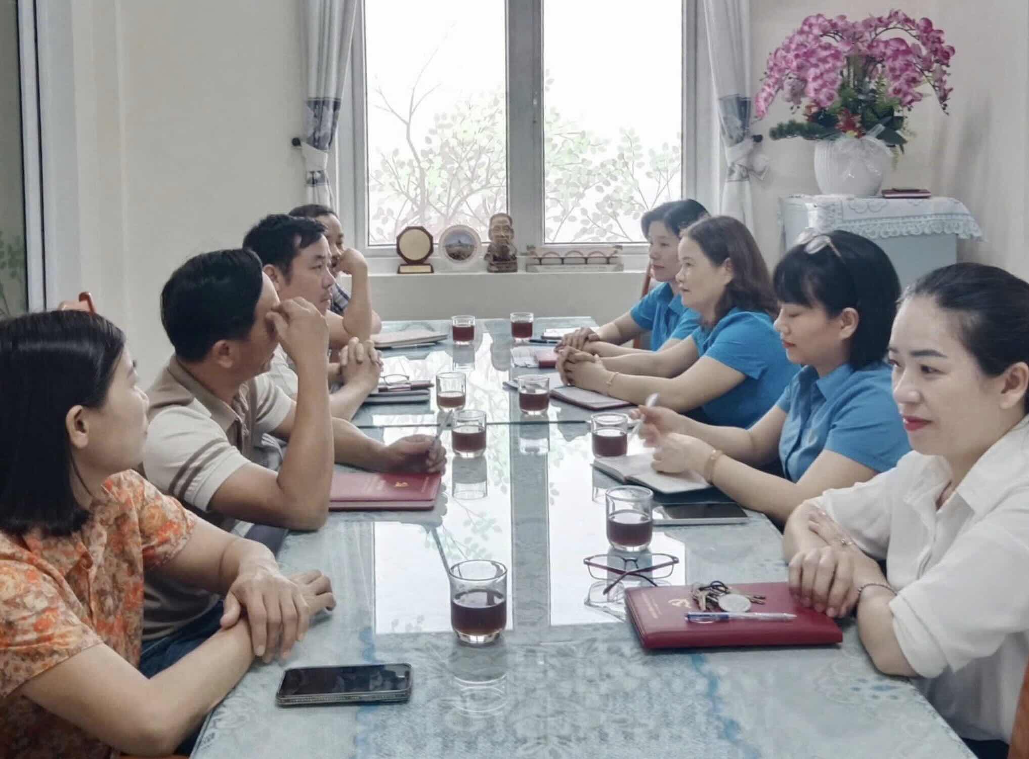 Dong Ha 구 노동조합은 상황을 파악하고 기초 노동조합을 지원하기 위해 노력합니다. 사진: Dong Ha 구 노동조합