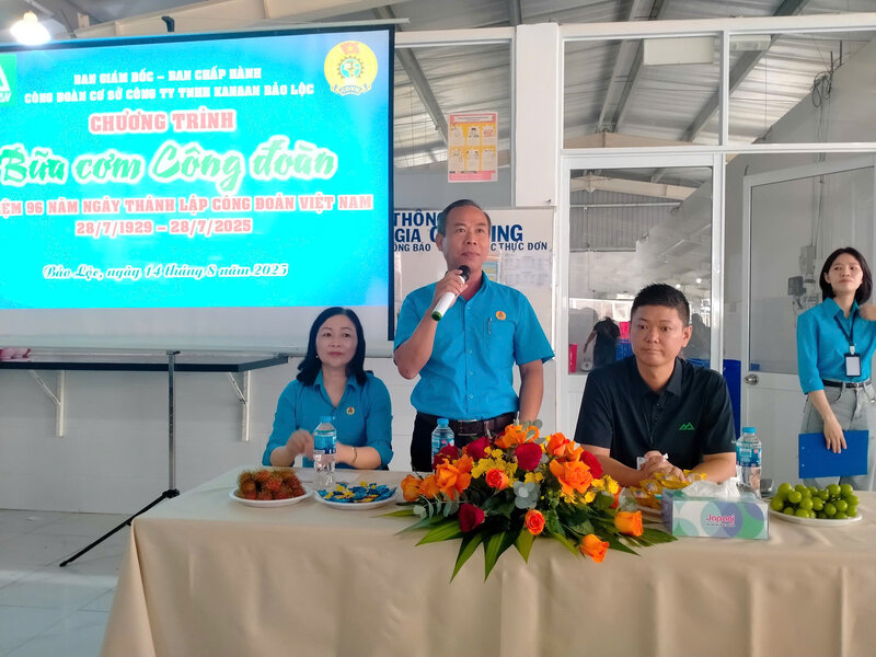 Chu tich Lien doan Lao dong tinh Lam Dong – ong Nguyen Phu Hoang phat bieu dong vien cong nhan trong chuong trinh “Bua com Cong doan” tai Cong ty TNHH Kanaan Bao Loc. Anh: Duc Lam