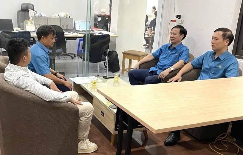 Bach Dai Dung Transport Co. Ltd.에서 노동조합 설립 운동. 사진: Ha Tinh 노동조합