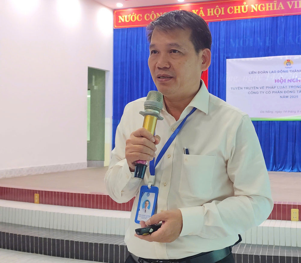 사회 보험 제도 부서장인 Chau Ngoc Quang씨는 노동자들에게 사회 보험법 의료 보험법 등의 새로운 내용을 보급했습니다. 사진: 다낭 노동조합