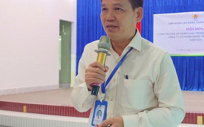 Mr. Chau Ngoc Quang, Head of the Social Insurance Regime Department, disseminated the new contents of the Law on Social Insurance, the Law on Health Insurance... to employees. Photo: Da Nang Trade Union