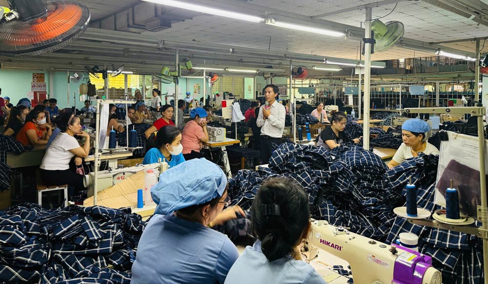 다낭 바나 마을 노동조합이 노동자들에게 법률 정책을 홍보하고 있습니다. 사진: 바나 마을 노동조합