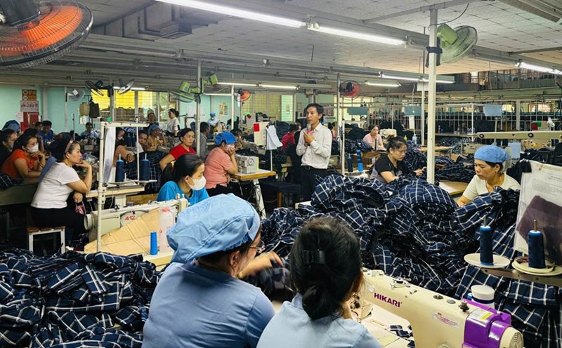 The Ba Na Commune Labor Union, Da Nang disseminates legal policies to workers. Photo: Ba Na Trade Union