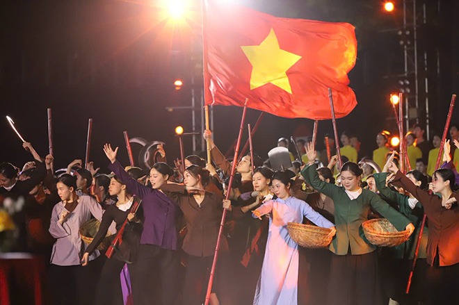 Chuong trinh duoc dan dung cong phu, hoanh trang voi su tham gia cua gan 1.000 nghe si. Anh: Huyen Chi