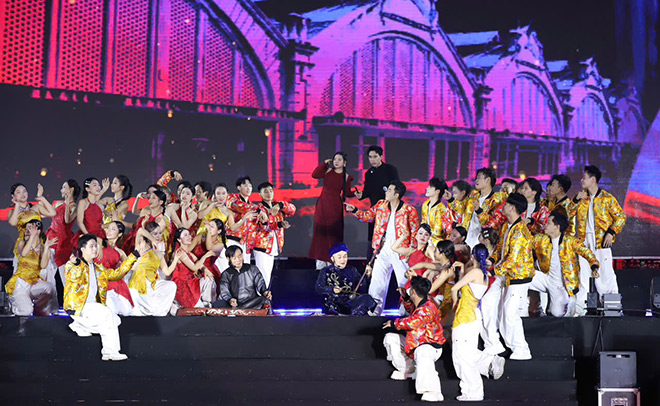Su ket hop giua hai the he nghe si tren san khau chuong trinh. Anh: Huyen Chi