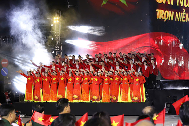 芸術プログラム「ハノイ - 1945年の歴史的な秋から」は、8月15日夜に革命広場で開催されました。写真:フエン・チ