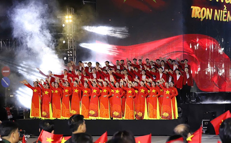 The art program "Hanoi - From the historic Autumn of 1945" took place at the August Revolution Square on the evening of August 15. Photo: Huyen Chi