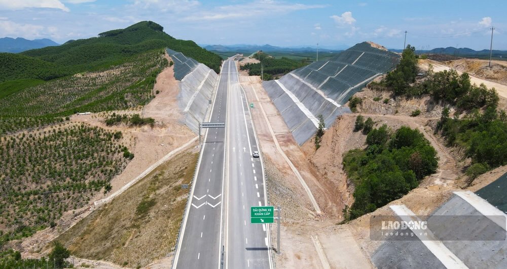 開通前のVan Ninh - Cam Lo高速道路のクローズアップ.