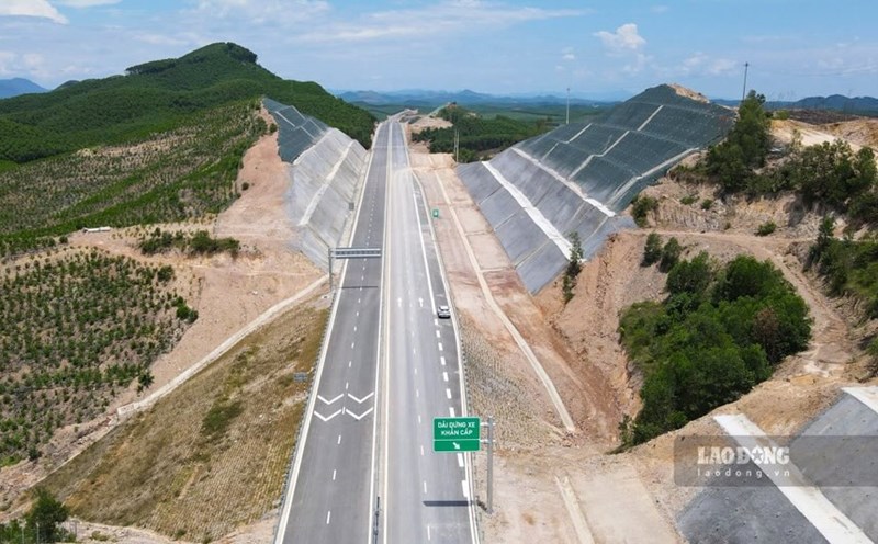 Close-up of the Van Ninh - Cam Lo expressway before the opening day.