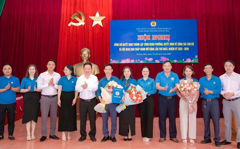 Launching the Hoang Mai Ward Trade Union, Nghe An Province. Photo: Hoang Mai Ward Trade Union