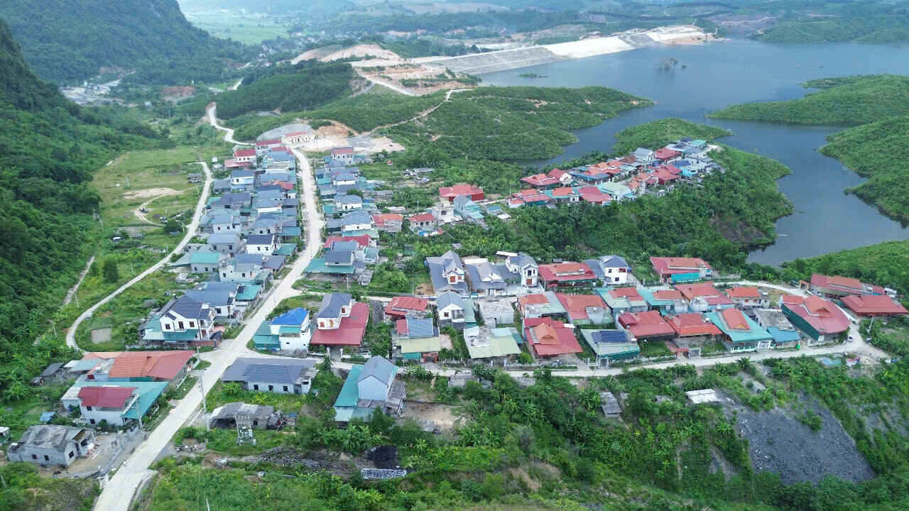 Mot khu tai dinh cu duoc xay dung cho cac ho dan da nhuong dat cho cong trinh ho Canh Tang. Anh: Dang Tinh