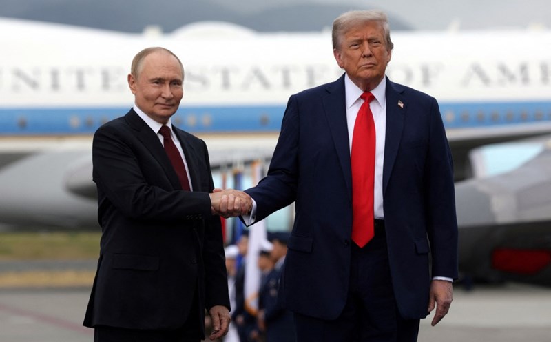 US President Donald Trump and Russian President Vladimir Putin shook hands before the summit began. Photo: AFP