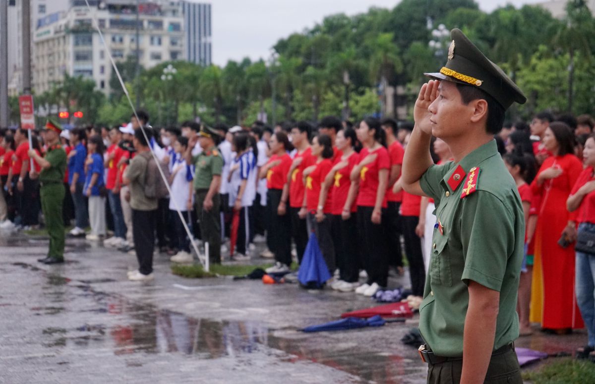 Mac du thoi tiet co mua, tuy nhien su kien van thu hut hang nghin can bo cong chuc, vien chuc va nguoi dan tham gia. Anh: Quach Du