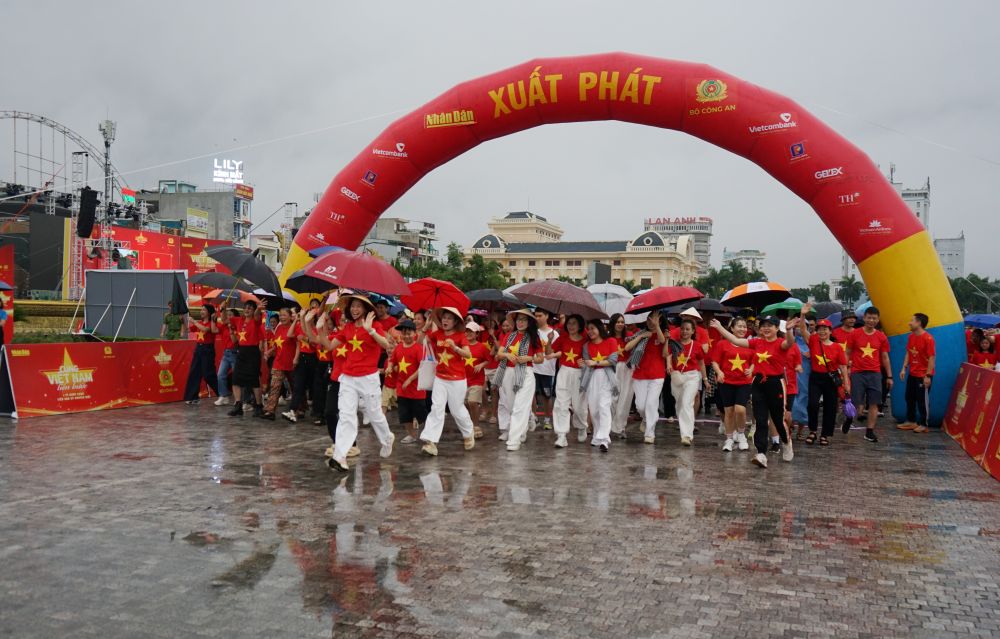 Hang nghin can bo, nguoi dan va hoc sinh tai Thanh Hoa huong ung, tham gia di bo tai quang truong Lam Son. Anh: Quach Du