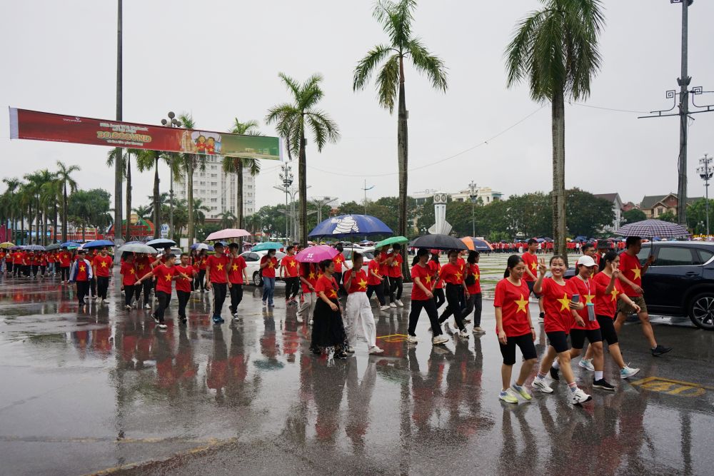Hang nghin nguoi di bo vong quanh khu vuc quang truong Lam Son, huong ung chuong trinh “Cung Viet Nam tien buoc - 1 ti buoc chan tien vao ky nguyen moi“. Anh: Quach Du