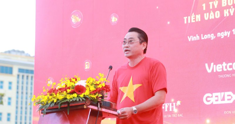 Mr. Nguyen Quynh Thien, Vice Chairman of the Provincial People's Committee, spoke at the walking program "Marching With Vietnam". Photo: Hoang Loc