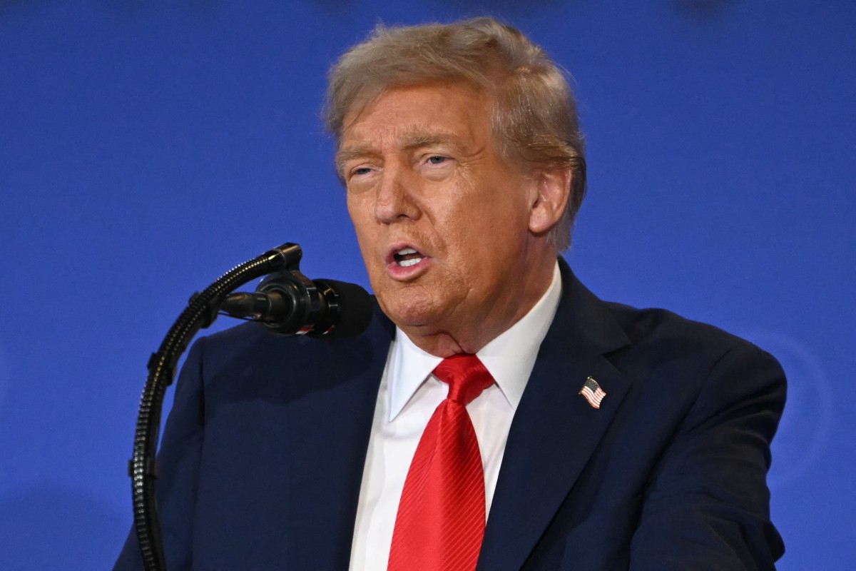 El presidente estadounidense Donald Trump habla en una conferencia de prensa conjunta con el presidente ruso Vladimir Putin despues de concluir la importante cumbre en Anchorage Alaska. Foto: AFP