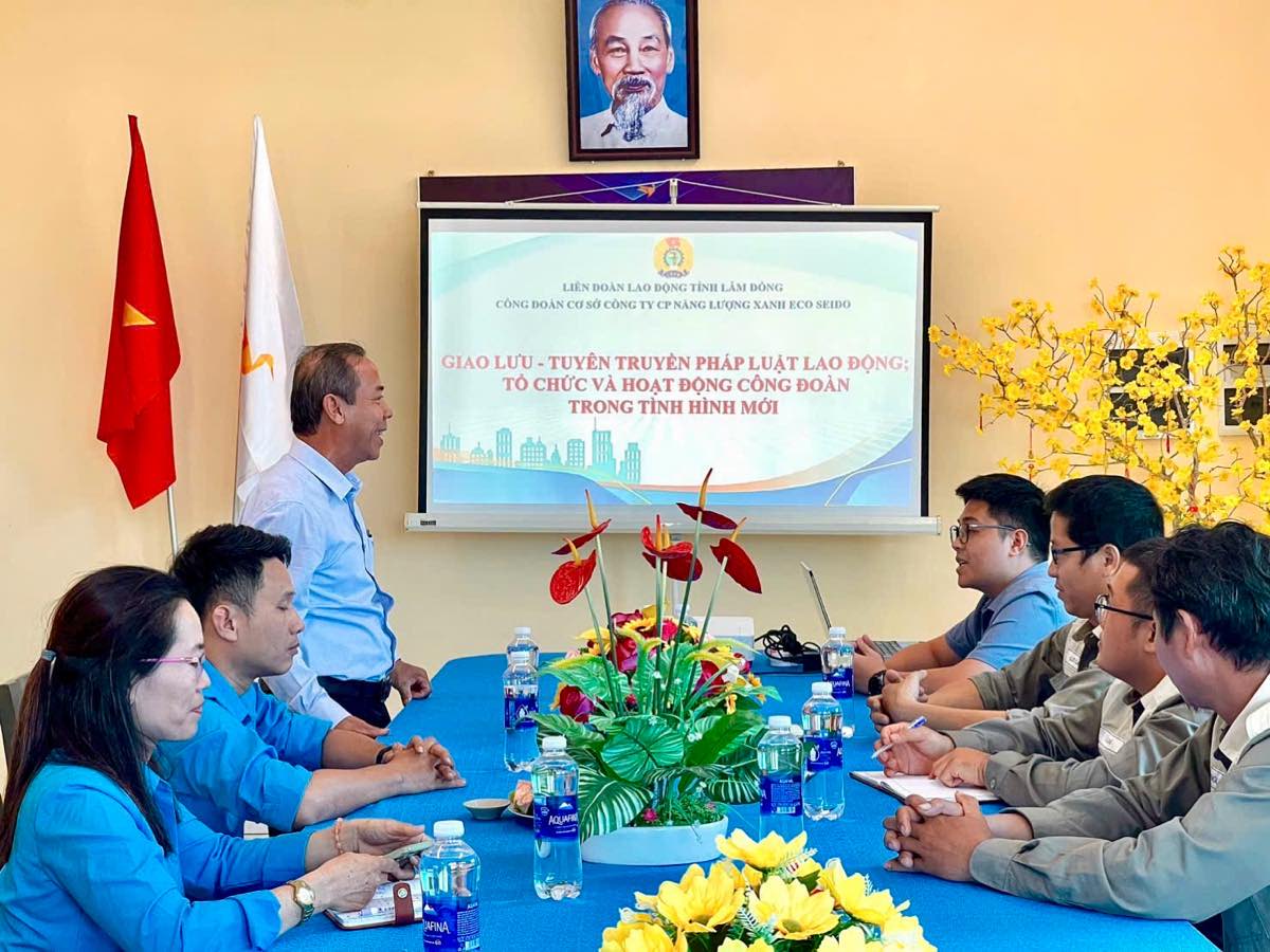 Doan cong tac Lien doan Lao dong tinh Lam Dong lam viec tai doanh nghiep nang luong. Anh: Pham Duy 