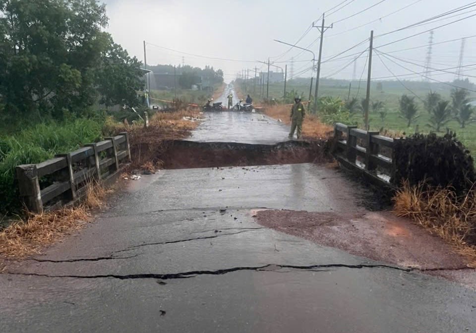 Scene of a bridge section in Chon Thanh ward, Dong Nai province collapsing. Photo: Chon Thanh Ward
