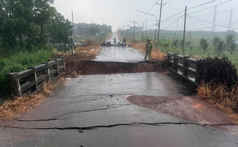 Scene of a bridge section in Chon Thanh ward, Dong Nai province collapsing. Photo: Chon Thanh Ward