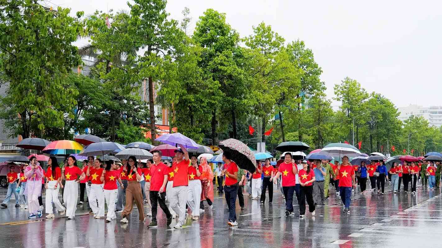 Mac du troi mua, nhung hang nghin nguoi van tham du su kien trong khong khi nao nuc. Anh: Ngoc Anh