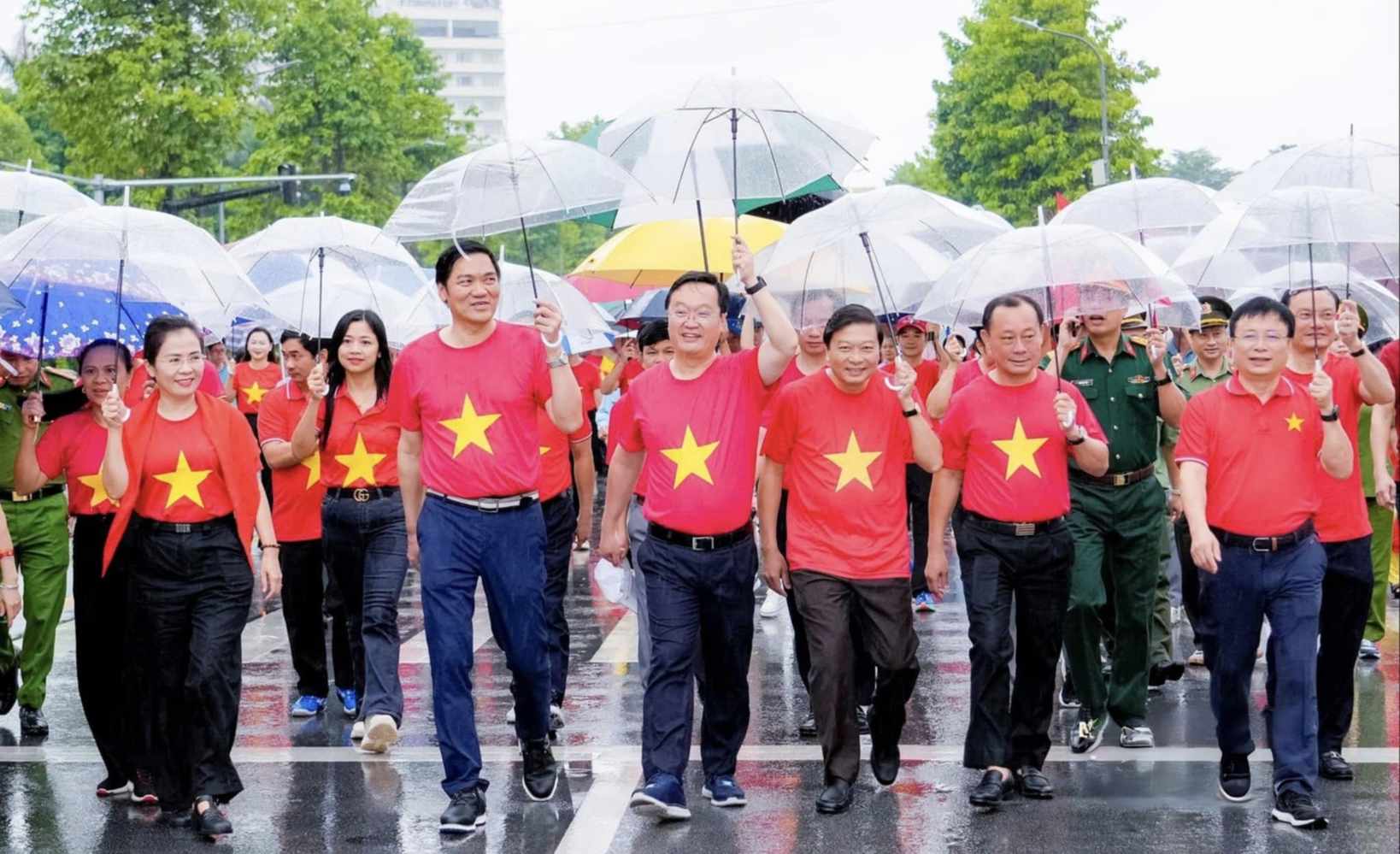 Leaders of Nghe An province wore red shirts with yellow stars, walking in the program "Marching with Vietnam". Photo: Ngoc Anh