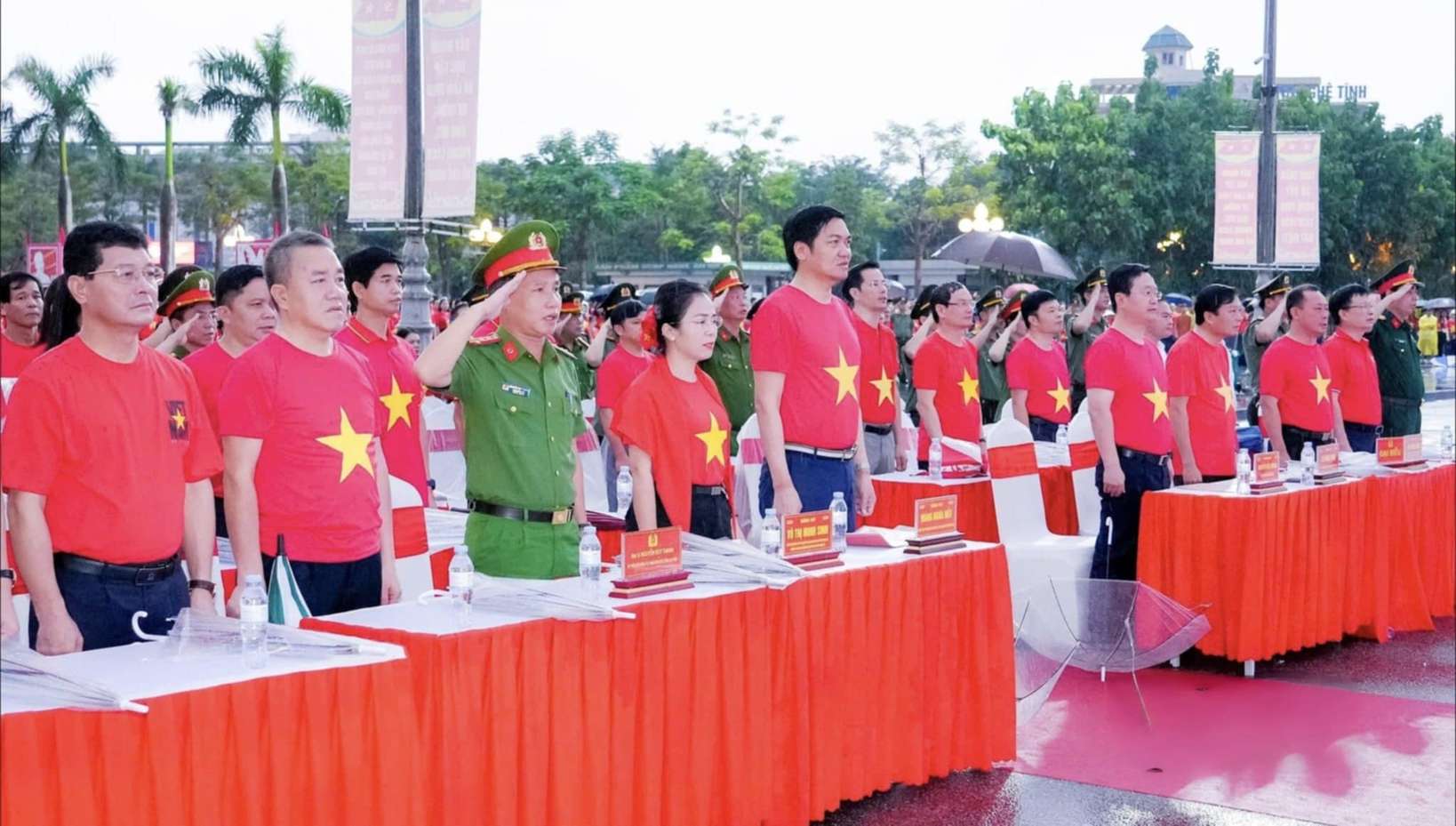 Cac dai bieu va cac tang lop nhan dan thuc hien nghi thuc chao co tai su kien. Anh: Ngoc Anh