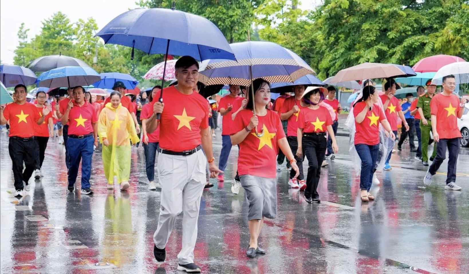 Dong dao nguoi dan mac ao do sao vang, di bo “Cung Viet Nam tien buoc”. Anh: Ngoc Anh
