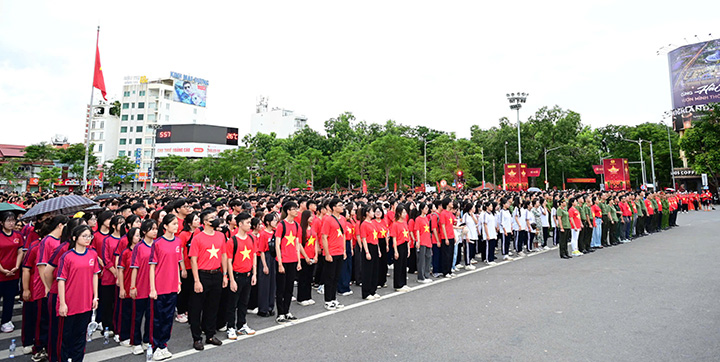 Hon 5.000 nguoi Hai Phong di bo tham gia su kien “Cung Viet Nam tien buoc“. Anh: Mai Chi