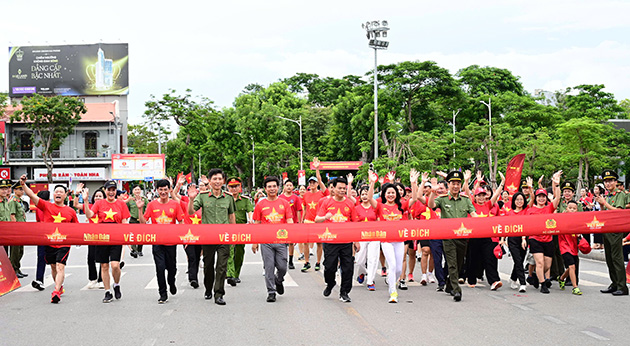 More than 5,000 Hai Phong people participated in the walk under the program "Marching Along with Vietnam". Photo: Mai Chi