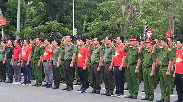 Chu tich UBND TP Hai Phong tham gia di bo sang ngay 16.8. Anh: Mai Chi