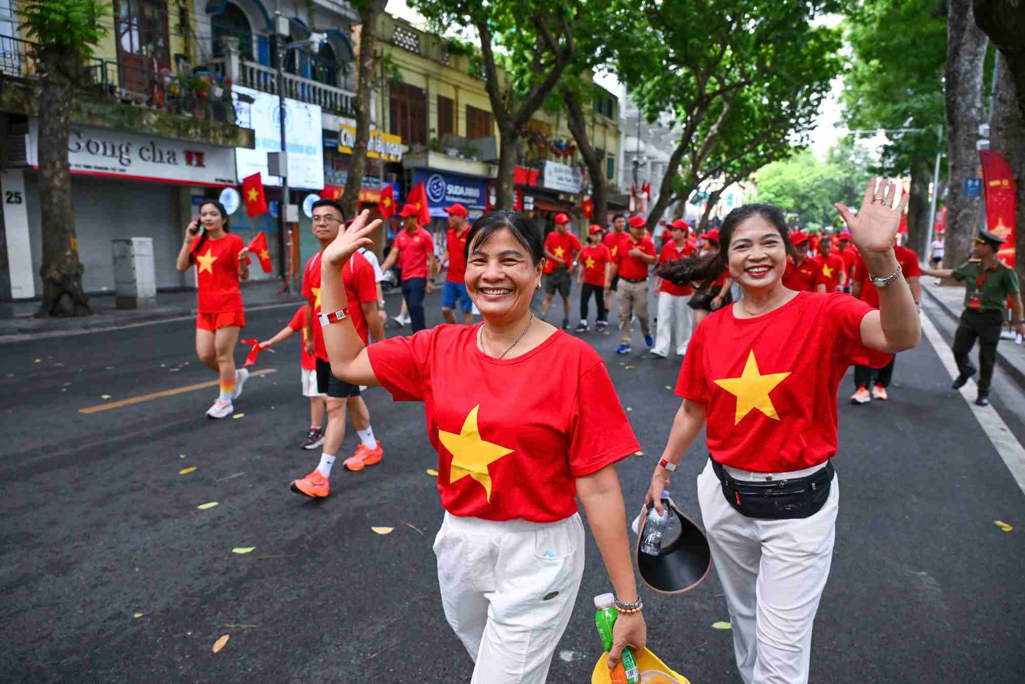 Vẻ mặt rạng rỡ của người dân tham gia chương trình đi bộ “Cùng Việt Nam tiến bước“. Ảnh: Thành Đạt 