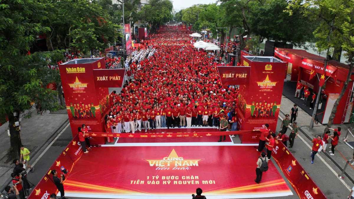 More than 1 million people walk together for a united and strong Vietnam to enter a new era. Photo: Thanh Dat
