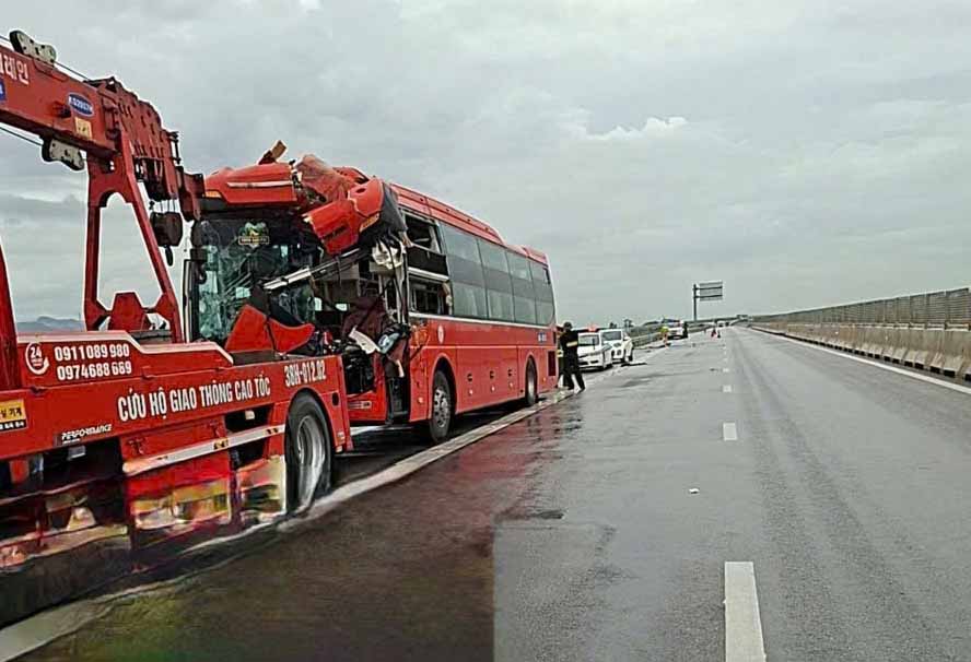 The accident scene caused the passenger bus to be severely damaged at the front, and rescue vehicles arrived to pull it away to clear the congestion. Photo: Duc Tuan.