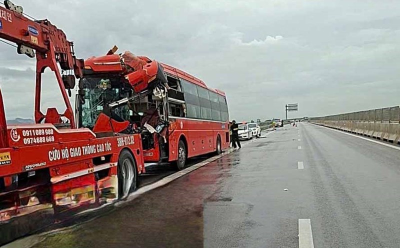 The accident scene caused the passenger bus to be severely damaged at the front, and rescue vehicles arrived to pull it away to clear the congestion. Photo: Duc Tuan.