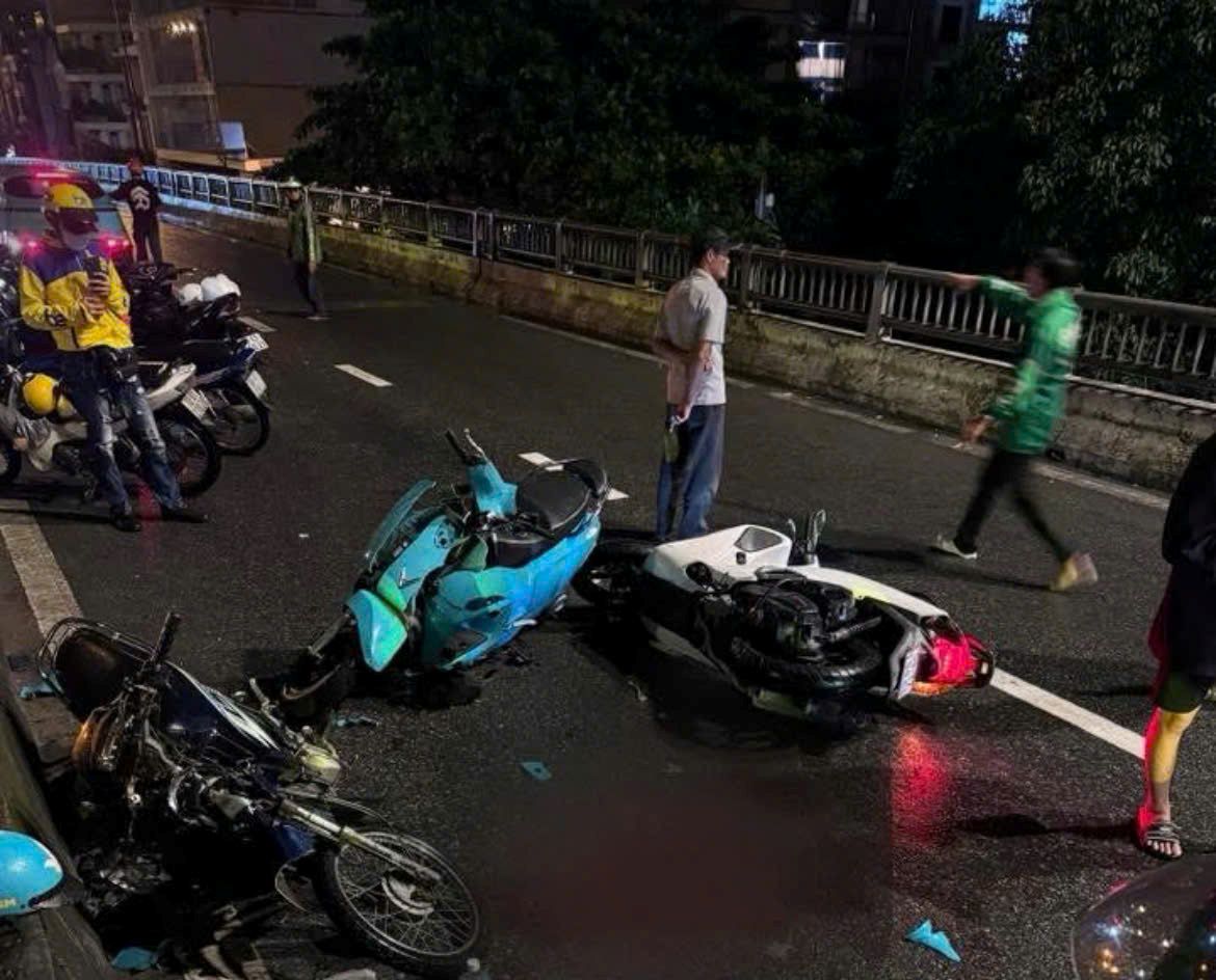 Vu tai nan o cau vuot Nga Tu Ga khien 3 nguoi bi thuong. Anh: Dong Hoang
