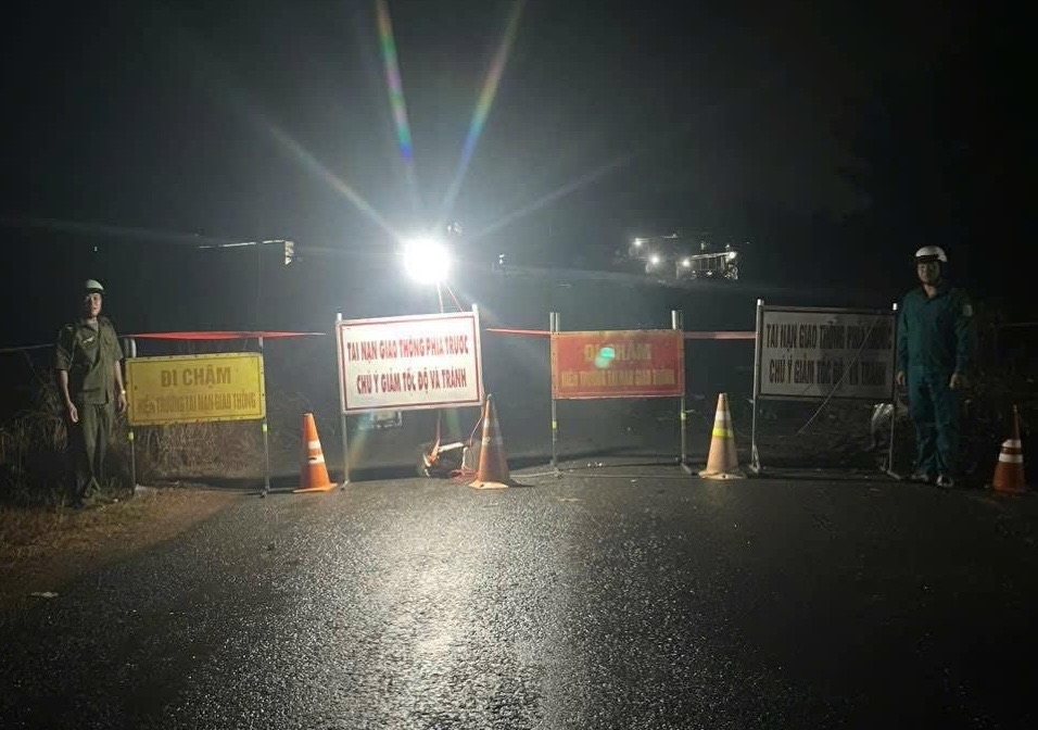 Authorities blocked off the scene of a bridge section in Chon Thanh ward, Dong Nai province collapsing and sinking. Photo: Chon Thanh Ward