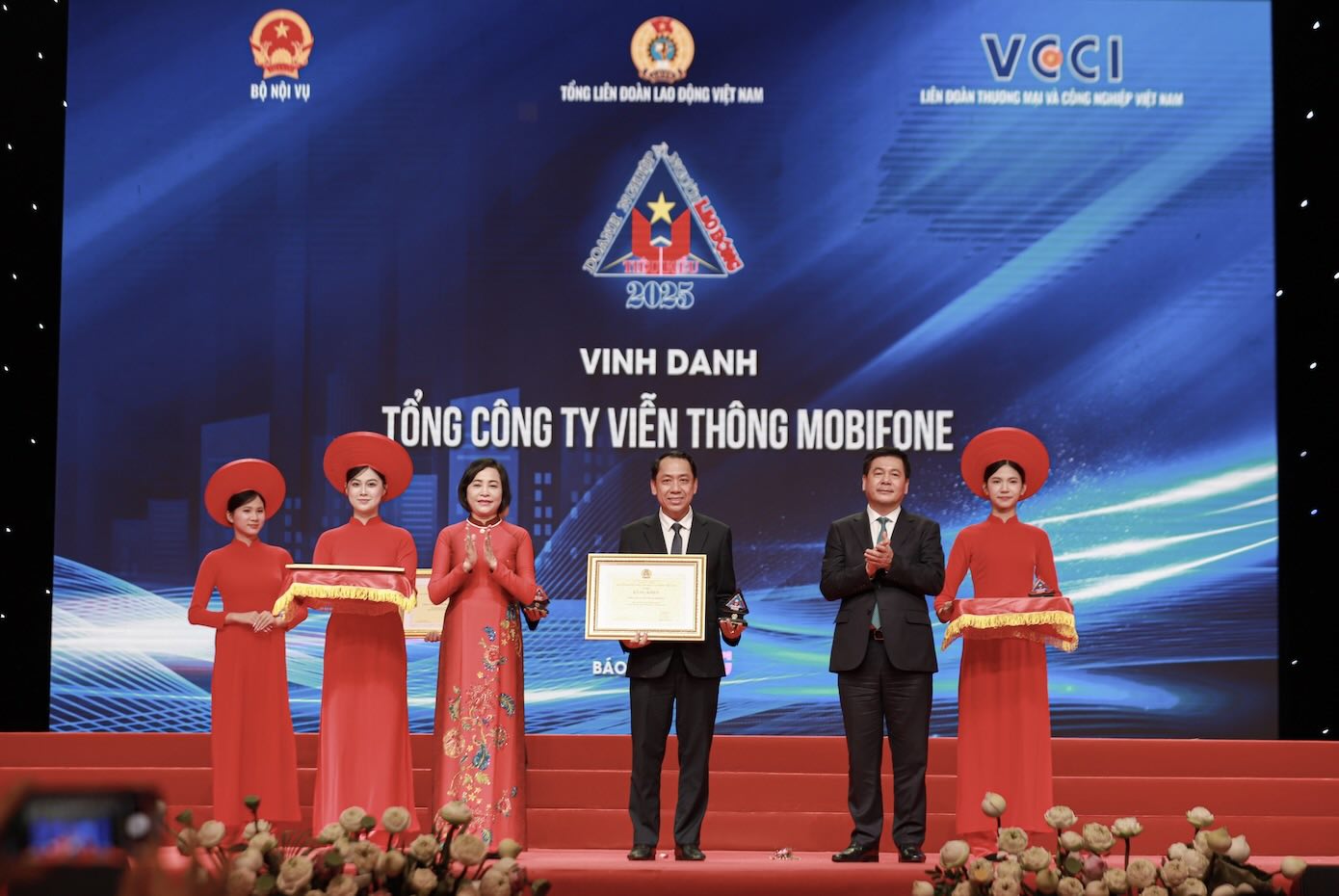  – phan thuong xung dang cho nhung no luc ben bi trong viec gan ket loi ich cua Nha nuoc, doanh nghiep va nguoi lao dong.