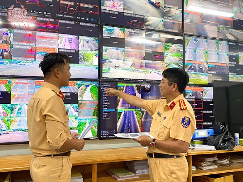La policia de Gia Lai inspecciona una multa fria. Foto: Cong an Gia Lai